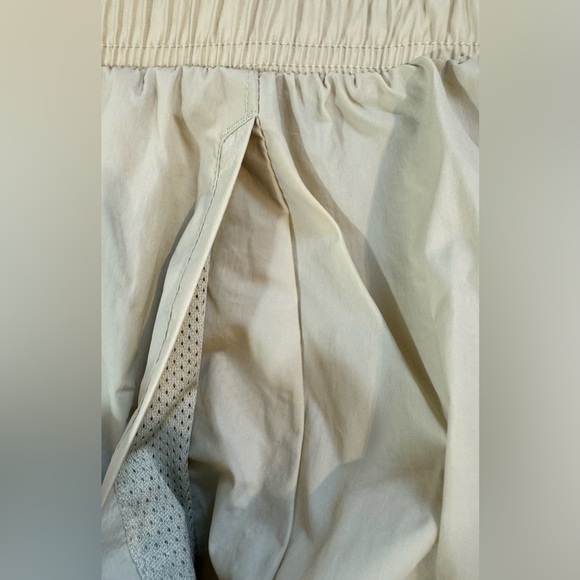 Under Armour‎ Women’s Flex Woven 3" Crinkle Shorts Active Size Medium Khaki Base - Picture 4 of 7